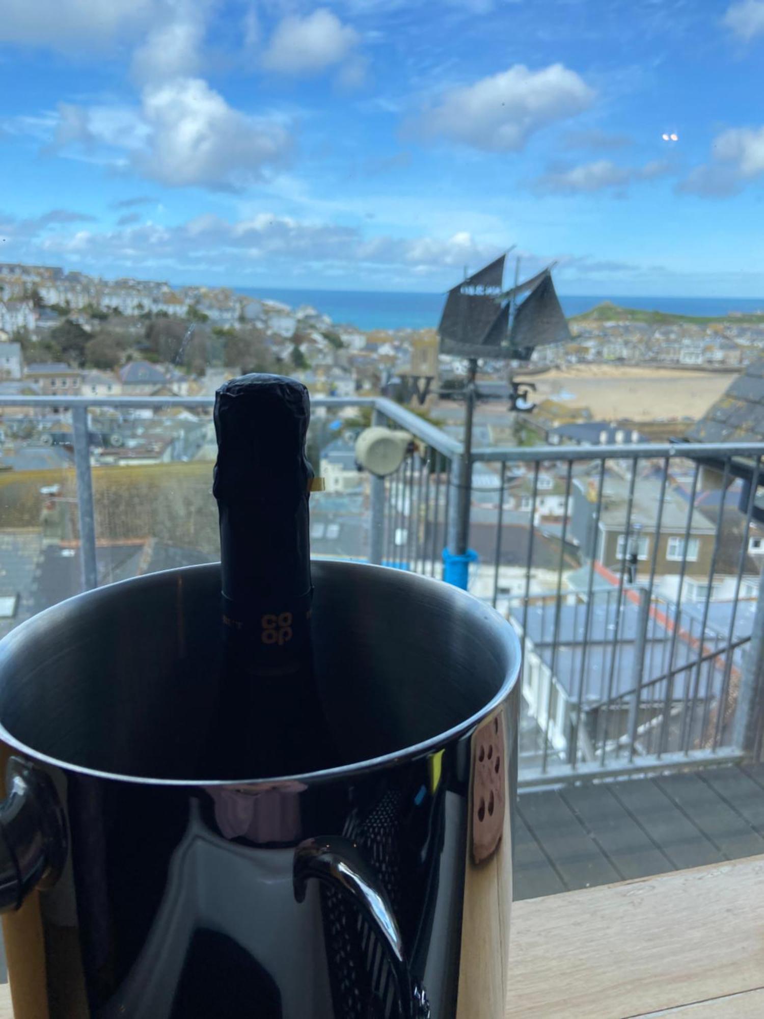 The Penthouse Apartment With An 18Ft By 14Ft Balcony With Amazing Views Over St Ives Harbour And Bay Perfect From Alfresco Dining And Sunbathing, Onsite Parking, Larger Groups Book Our Connecting Apartments Exteriér fotografie